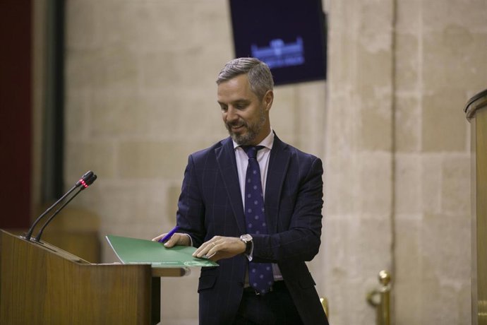 El consejero de  Hacienda, Juan Bravo, en su comparecencia de este miércoles ante el Pleno del Parlamento. 