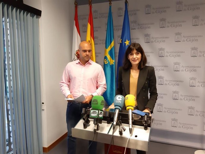 Los concejales de Foro Jesús Martínez Salvador y Ana Braña, en rueda de prensa en el Consistorio