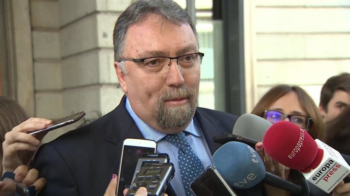 El diputado de Foro Asturias, Isidro Martínez Oblanca, comparece ante los medios en la puerta del Congreso