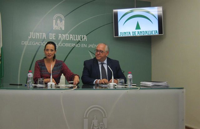 La delegada de la Junta en Jaén, Maribel Lozano, y el delegado de Fomento y Cultura, Jesús Estrella.