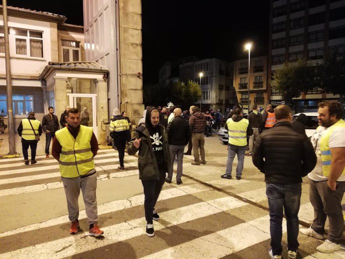 Los trabajadores de la UTE Tecman-Rayma priotestan en Ferrol.