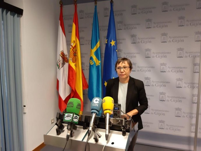Yolanda Huergo, portavoz de Podemos-Equo, en rueda de prensa en el Ayuntamiento de Gijón