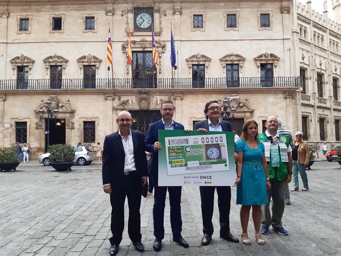 Presentación del cupón de la ONCE dedicado al reloj de 'en Figuera'.