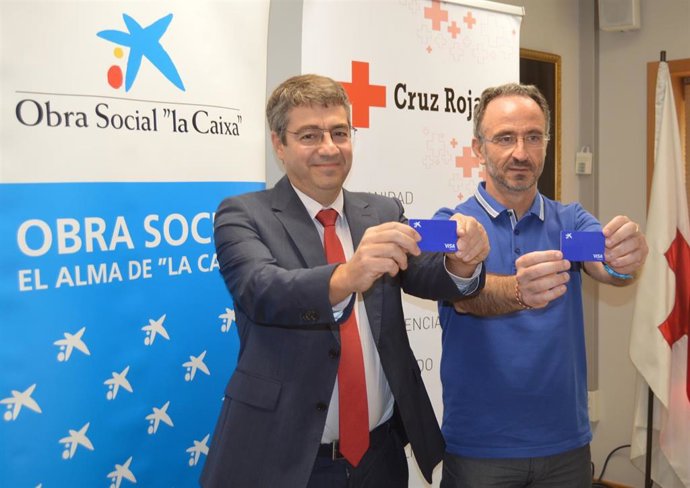 Carlos Asarta, director de Banca Instituciones de CaixaBank en Navarra, y Juanjo San Martín, coordinador autonómico de Cruz Roja en Navarra