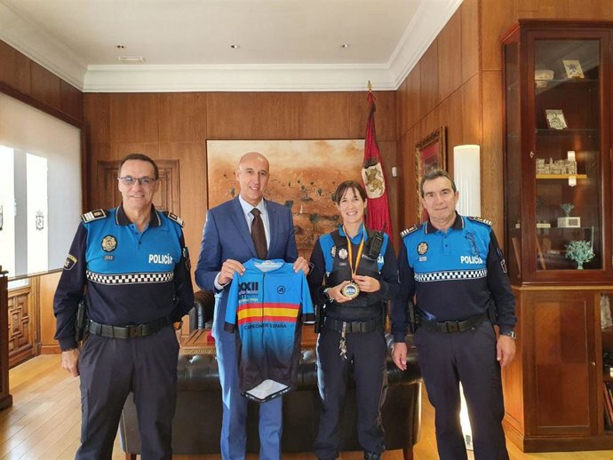 Diez (2I) junto a la policía Local ganadora del campeonato l intendente jefe de la Policía Local, Ángel Ordás (I) y el inspector jefe de la Unidad de Barrio, Jesús Clausín.