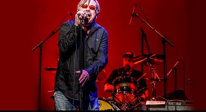 Cantante Southside Johnny en concierto