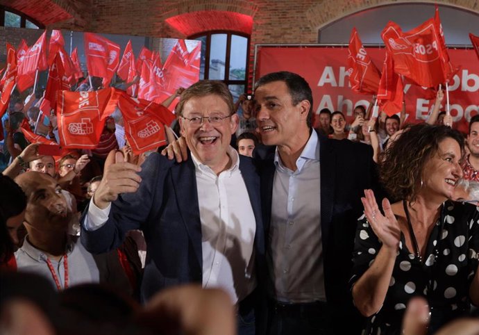 El presidente del Gobierno en funciones, Pedro Sánchez, y el presidente de la Generalitat Valenciana, Ximo Puig, en un acto de precampaña del PSOE en Valencia