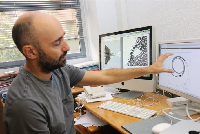 Juan F. Navarro explica su descubrimiento ante un modelo por ordenador.