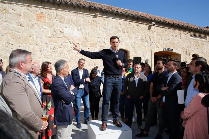El presidente de Ciudadanos, Albert Rivera, durante un encuentro con simpatizantes llamado 'Vamos de cañas con Albert Rivera' en el patio del Casino del Tormes, en Salamanca (Castilla y León, España), a 10 de octubre de 2019.