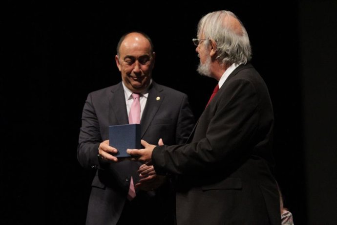 El Presidente De La Diputación, Miguel Ángel De Vicente, A La Izquierda De La Imagen, Recibe El Archivo Sonoro Del Romancero De Manos Del Presidente De La Fundación Ramón Menéndez Pidal, Jesús Antonio Cid.