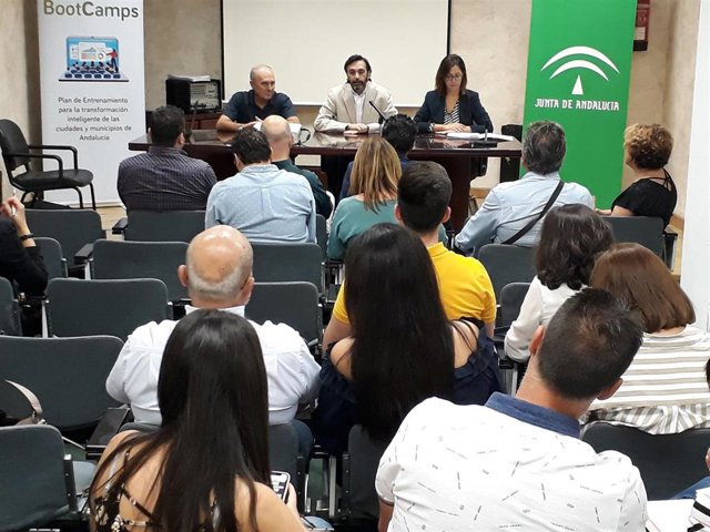 Encuentro sobre la segunda convocatoria de 'Bootcamps AndalucíaSmart2020'.