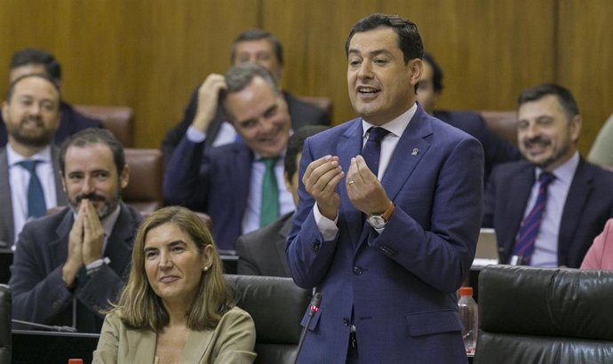 El presidente de la Junta de Andalucía, Juanma Moreno, en un momento del Pleno del Parlamento.