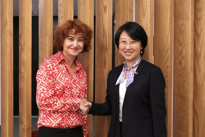 La consejera delegada de ICEX, María Peña, y la presidenta de Alibaba Global Business Group, Angel Zhao, tras la firma del acuerdo