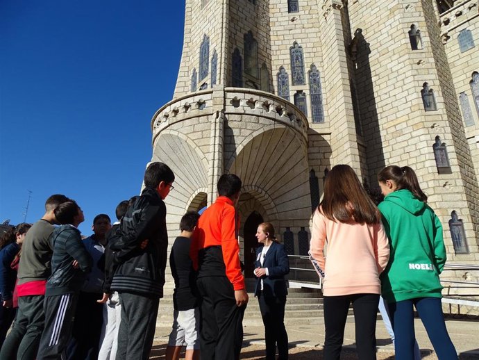Escolares en la entrada del Palacio de Gaudí de Astorga (León) en una experiencia didáctica guiada.