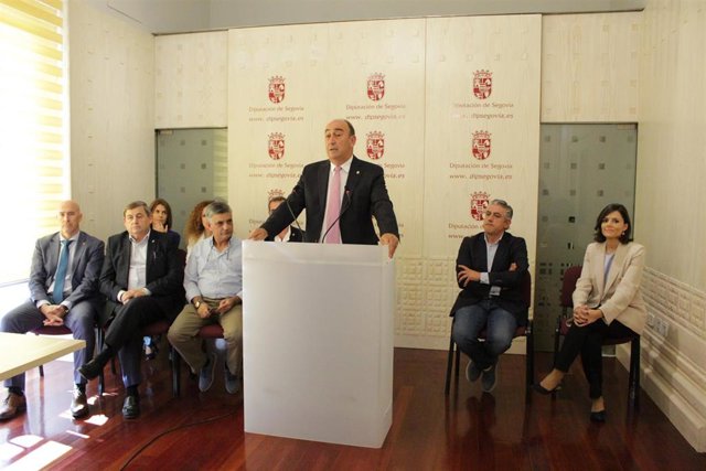 El presidente de la Diputación, Miguel Ángel de Vicente, en el atril, contesta a las declaraciones del vicerrector de la UVA, Agustín García Matilla, arropado por algunos de los diputados de su equipo de gobierno.