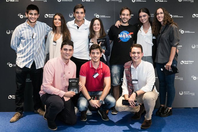 Estudiantes participantes en el programa 'Moonchallenge by FUE' sobre las siete misiones 'Artemis' de la NASA.