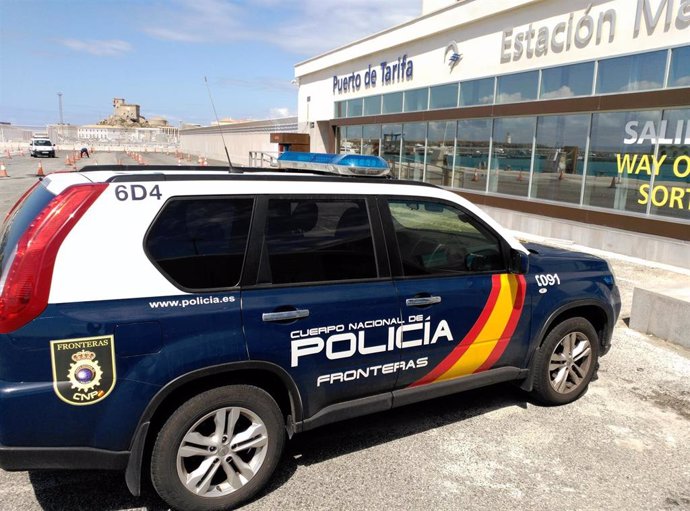 Coche de Policía en el puerto de Tarifa