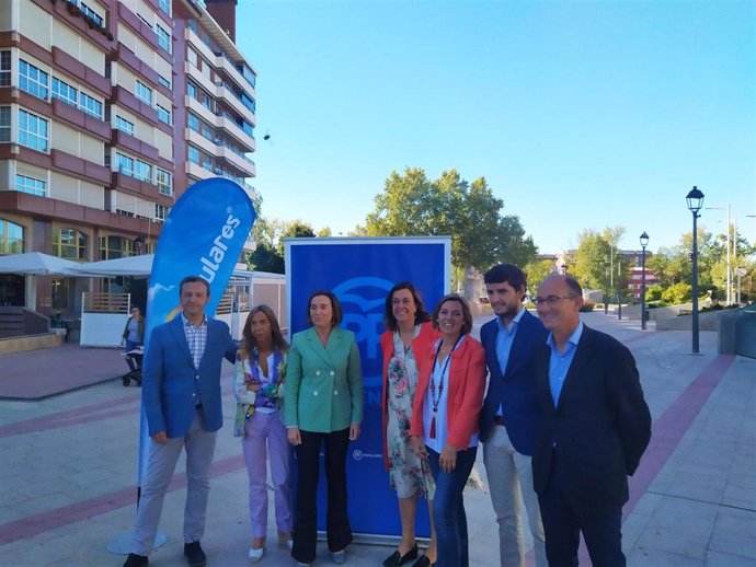 Paniagua, Fernández, Gamarra, Armisén, Marcos, Mediavilla y Martínez, de izquierda a derecha durante la presentación de los candidatos del PP de Palencia.