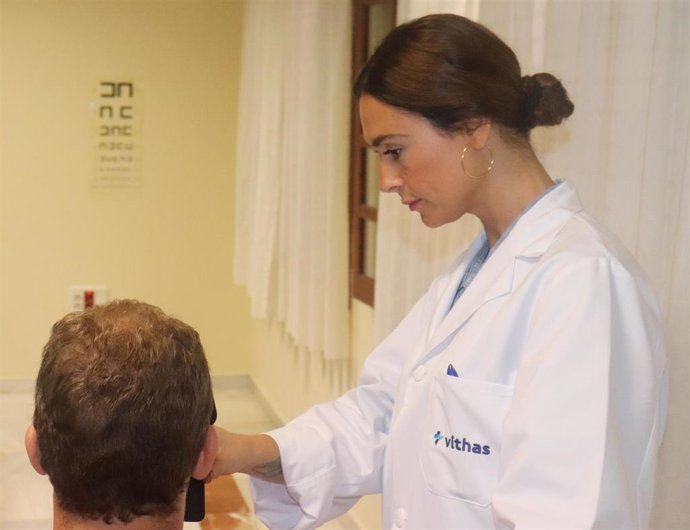 Una doctora realiza pruebas oftalmólogicas a un paciente