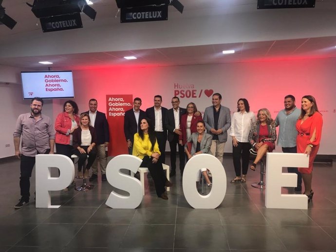 Ignacio Caraballo, junto a los candidatos del PSOE al Congreso y el Senado de cara a los comicios del 10 de noviembre.