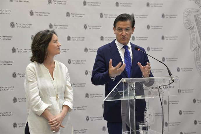 La directora del Legado Andalusí, Concha de Santa Ana, y el alcalde de Granada, Luis Salvador