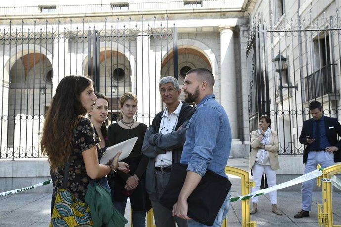 Los acampados climáticos levantan su campamento tras reunirse con Ribera pero se