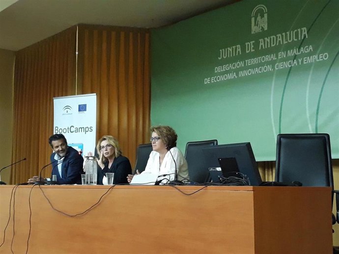La delegada de Economía, Carmen Sánchez, informa a los ayuntamientos malagueños de Bootcamps.