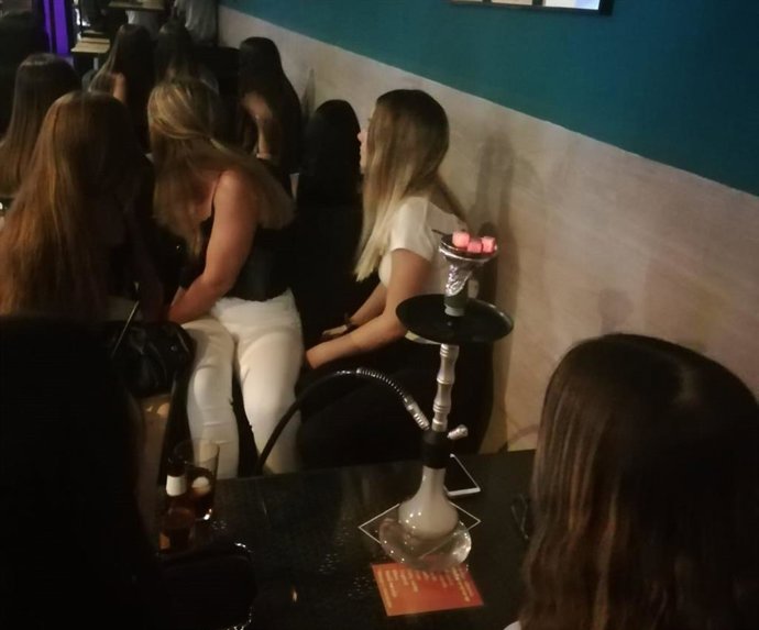 Menores consumiendo alcohol.