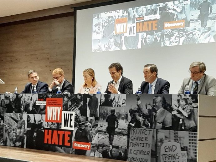 Ana Pastor y José Bono, compartiendo mesa redonda tras la emisión del documental sobre el odio de Steven Spielberg