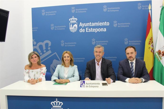 La secretaria general para la Justicia, María José Torres, y el alcalde de Estepona (Málaga), José María García Urbano