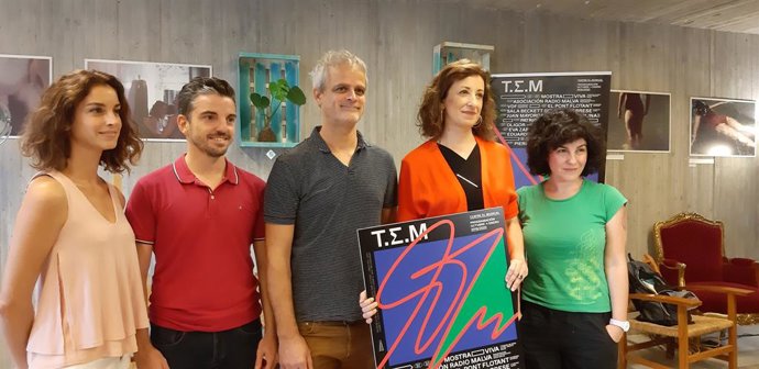 La concejala de Acción Cultural, Maite Ibáñez, presenta la nueva temporada del TEM junto a representantes de compañías valencianas beneficiarias de la oferta municipal de artes escénicas.