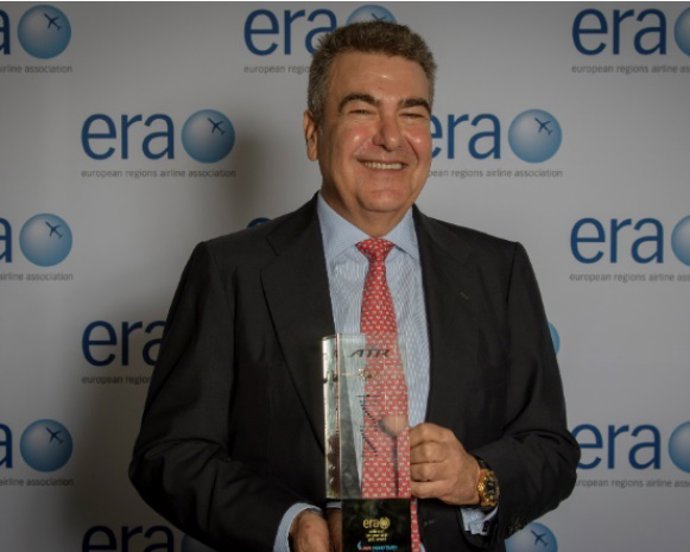 El presidente de Air Nostru, Carlos Bartomeu, recibe el premio a mejor aerolínea regional europea