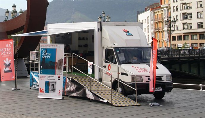 Furgoneta que recorrerá el barrio de Zorrotza en Bilbao y recogerá fotografías, carteles y vídeos anteriores a 2000 y de todo el siglo XX