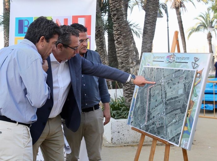 Carlos Mazón, primero por la izq, atiende las explicaciones del alclade de Benidorm, Torni Pérez.