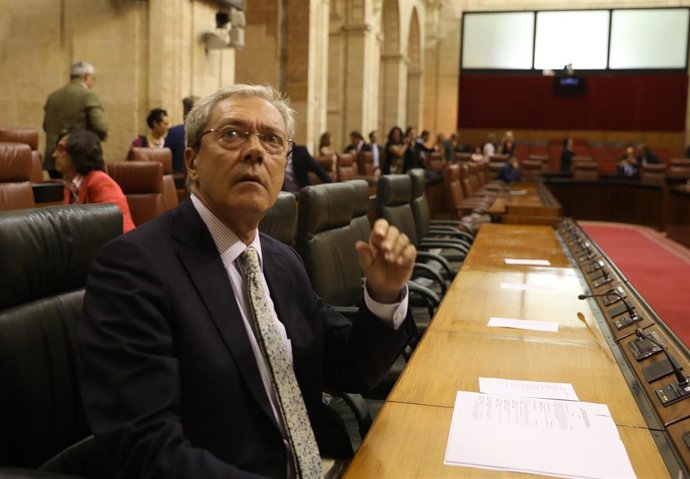 El consejero de Economía, Conocimiento, Empresas y Universidad, Rogelio Velasco, en el Pleno del Parlamento.