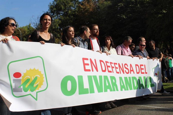 Representantes de IU en la manifestación en defensa del olivar en Madrid.