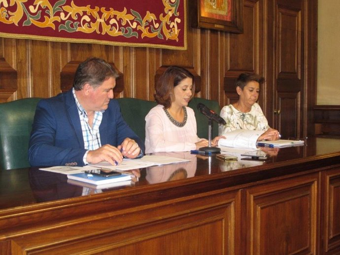 Rueda de prensa sobre la recogida selectiva con la alcaldesa, Emma Buj y el el concejal de Limpieza, Juan Carlos Cruzado, y la concejal de Hacienda, Rocío Féliz de Vargas