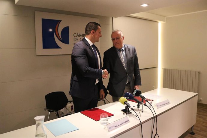 El ministre de Presidncia, Economia i Empresa d'Andorra, Jordi Gallardo, i el president de la Cambra de Comer, Indústria i Serveis d'Andorra, Miquel Armengol, en la signatura del conveni.