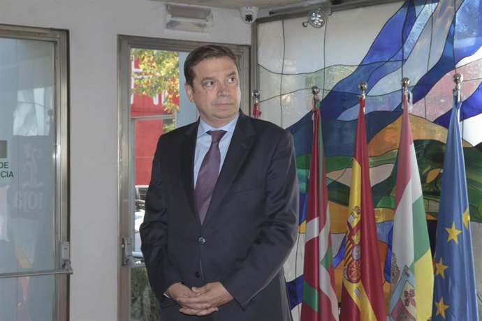 El ministro de Agricultura, Pesca y Alimentación, Luis Planas en el acto de reconomieciento de los primeros `Viñedos Singulares en el Consejo Regulador, en Logroño (España), a 10 de octubre de 2019.