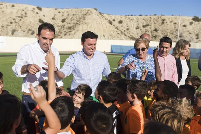 El presidente de la Diputación Provincial, Javier Aureliano García, con los niños de las escuelas deportivas de Antas
