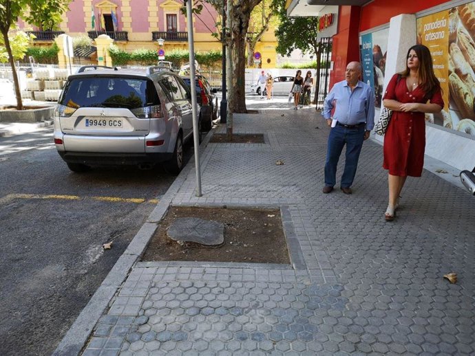 La portavoz de Adelante Sevilla, Susana Serrano, durante una visita a la plaza de la Gavidia