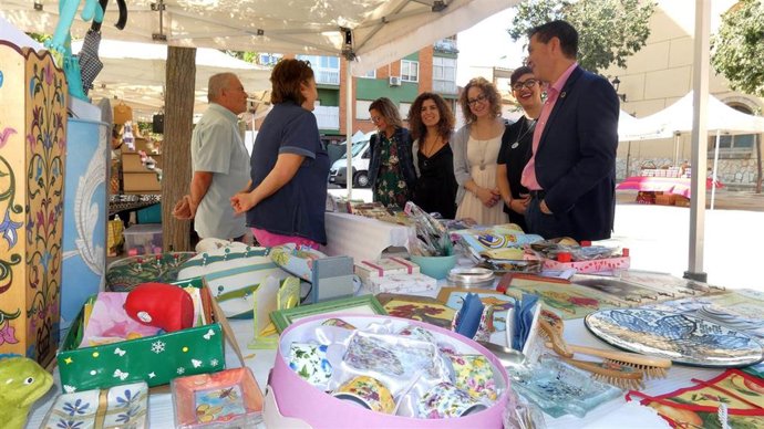 El presidente de la Diputación, Santiago Cabañero, visita la IV Feria Tierra de Emprendedoras de Villamalea.
