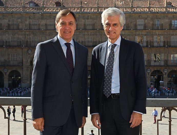 El alcalde de Salamanca (izquierda) y Adolfo Suárez Illana (derecha) en la Casa Consistorial.