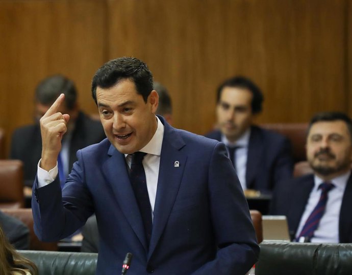 El presidente de la Junta de Andalucía, Juanma Moreno, en el Pleno del Parlamento.