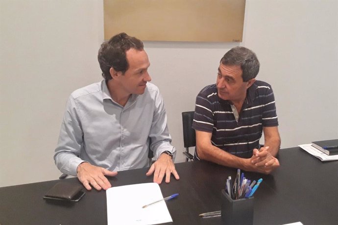 Marc Pons i Francesc Ametller signen el Conveni per a la construcció de 12 HPO a Fornells