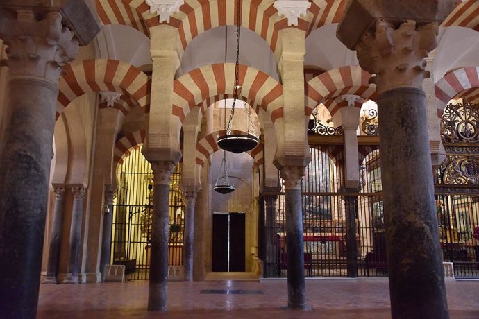 Nuevo aspecto que ofrece el entorno de la capilla y la puerta de San José en la Mezquita-Catedral de Córdoba.