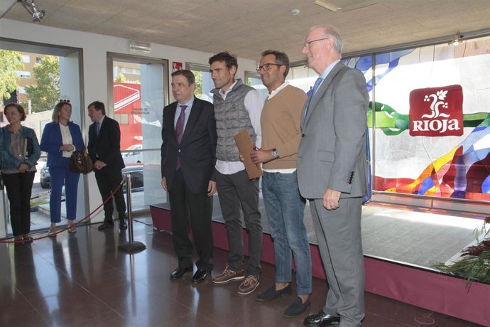El ministro de Agricultura, Pesca y Alimentación, Luis Planas (1i) y  el presidente del Consejo Regulador de la Rioja,unto a los viticultores que han recibido el reconocimiento de viñedos singulares en el acto de reconomieciento de los primeros `Viñedos