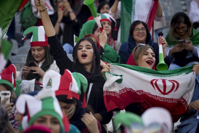 Irán.- Las mujeres asisten por primera vez desde la Revolución a un partido de f