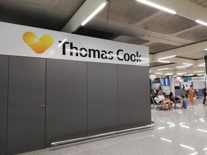 Mostradors de Thomas Cook tancats en l'aeroport de Palma.