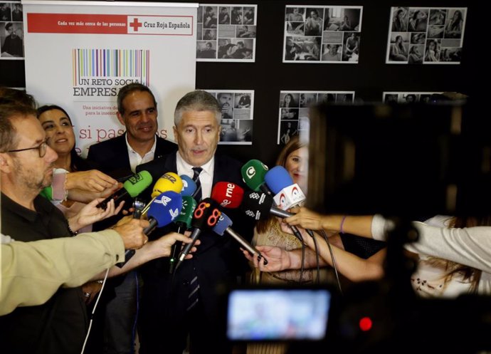 El ministro del Interior en funciones, Fernando Grande-Marlaska, participa en un acto de reconocimiento a las empresas colaboradoras del Plan de Empleo de Cruz Roja en Cádiz